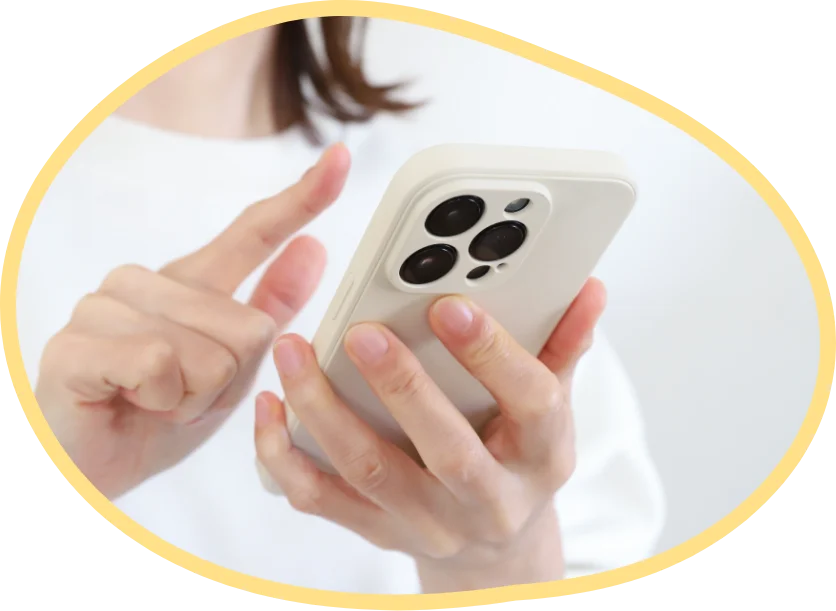 スマートフォンで予約を操作する手元