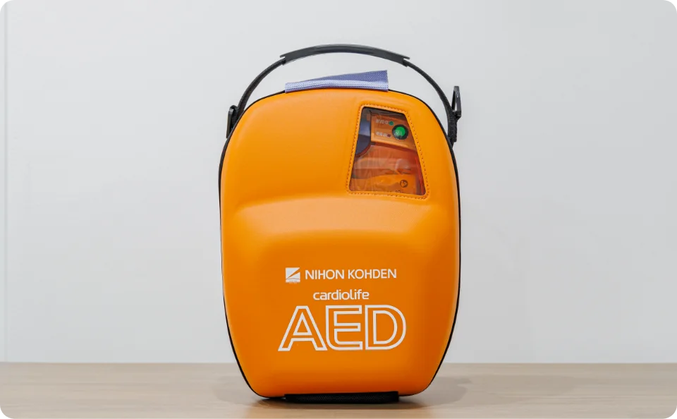 院内に設置した日本光電のAED（自動体外式除細動器）