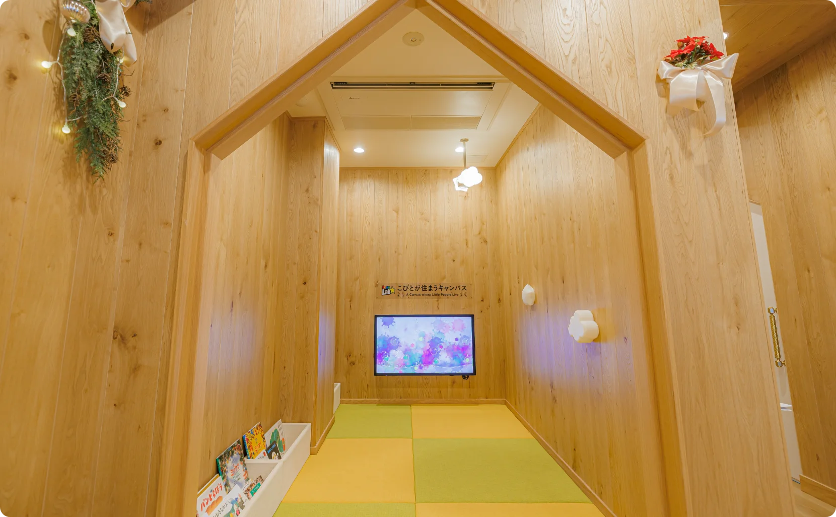 畳マットと「こびとが住まうキャンバス」を備えたキッズスペース