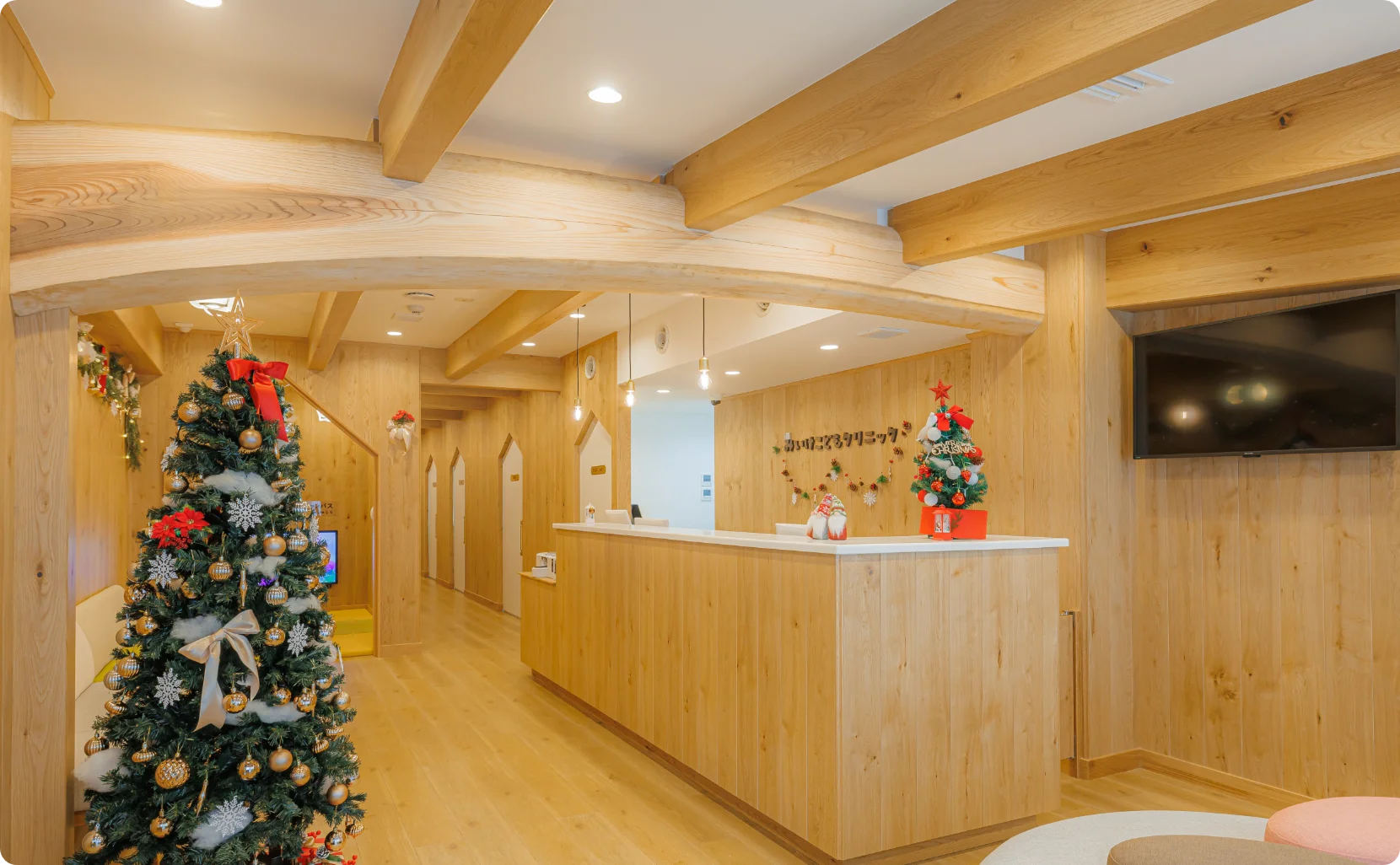 クリスマスツリーを飾りつけた受付まわり