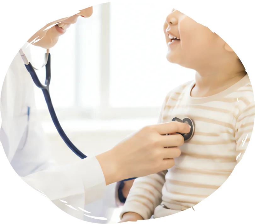 医師の聴診を受けて笑顔を見せる子ども